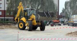 Trwa układanie uliczki dojazdowej do boisk i parkingów przy SP3 /Fot. (2008.08.27)...