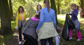 Uczniowie SP4 podczas akcji Sprzątanie Świata 2008 /Fot. Ewa Hryńko