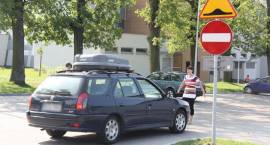 Droga na skróty – mieszkańcy budynku Paderewskiego mają dość kierowców.