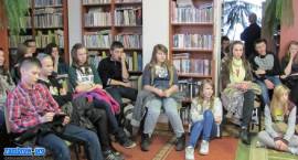 Spotkanie gimnazjalistów z pisarką w bibliotece w Szumowie