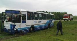 Autokar w rowie. Kierowca był pijany. /Fot. nadesłał Czytelnik Portalu www.zambrow.org