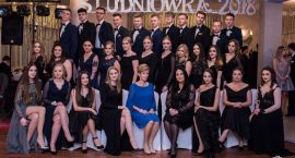 Studniówka ZSO 2018. Zdjęcia grupowe