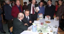 W kolejce po autograf ustawiła się długa kolejka /Fot. Grzegorz Zawistowski