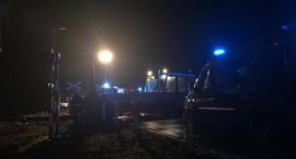 Wypadek na przejeździe kolejowym w Czerwonym Borze. Droga zablokowana