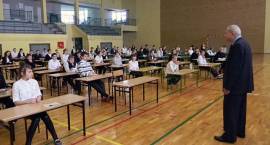 Uczniowie klas szóstych SP4 chwilę przed rozpoczęciem sprawdzianu