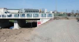 Widok z księżego lasku w kierunku budowanego przejścia pod mostem 21.04.2006 r./Fot....