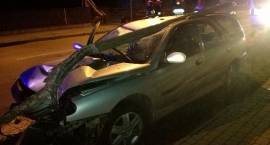 Osobówka ścięła słup na alei