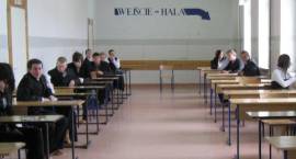 Ucznowie MG1 kilka chwil przed rozpoczęciem części humanistycznej tegorocznego egzaminu