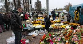 Znicze i chryzantemy można kupić przy wejściu na cmentarze. Tu: ul. ks. M. Krajewskiego...