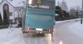 Zambrowski autokar na łuku oblodzonej drogi wpadł w poślizg i uderzył w drzewo i...