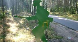 Nowa tablica - sylwetka stalowego żołnierza, na której oznaczono drogę dojścia do...