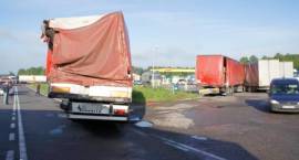 Skutki zderzenia, w którym udział brały 4 ciągniki siodłowe z naczepami, w poniedziałek...