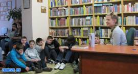 Spotkanie gimnazjalistów z pisarką w bibliotece w Szumowie