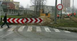 Remont ul. Fabrycznej i zakaz ruchu wszelkich pojazdów - widok po skręcie z ul....