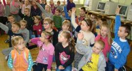 Pierwszoklasiści „Piątki” pasowani na czytelnika