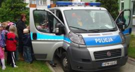 Policjanci i strażacy z okazji Dnia Dziecka odwiedzili Miejskie Przedszkole nr 4
