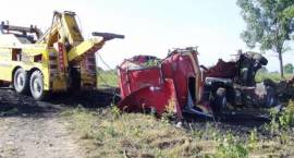 Skutki wypadku ciężarowej Scanii z naczepą przewożącej miał, na krajowej ósemce w...
