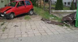 70-letni kierowca Fiata CC staranował betonowy płot i rozbił się na ścianie domu w...