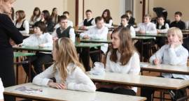 Uczniowie klas VI Szkoły Podstawowej nr 5 w Zambrowie na kilka chwil przed rozpoczęciem...