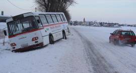 Zima na drogach. Autobus wylądował w rowie