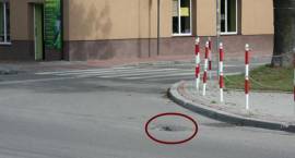 Zapadnięta studzienka na Al. Woj. Pol. przy skrzyżowaniu z ul. Fabryczną /Fot....