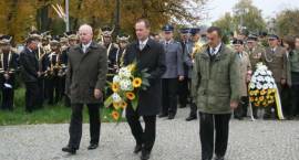Delegacje Gminy Zambrów składa kwiaty pod pomnikiem Papieża Jana Pawła II /Fot. Tadeusz...