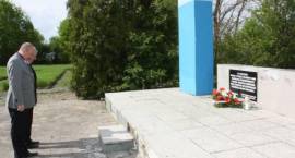 Delegacja władz miasta złożyła wieniec na cmentarzu żołnierzy radzieckich w Zambrowie 