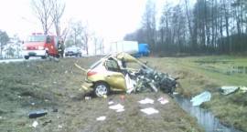 Skutki czołowego zderzenia Tira z Peugeotem na krajowej ósemce /Fot. Michał