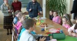 Wykonywanie ozdób wielkanocnych przez dzieci pod kierunkiem pani B.Faszczy /Fot....