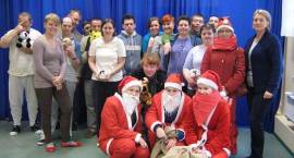 Wolontariusze pomagali Mikołajowi w rozdawaniu świątecznych paczek