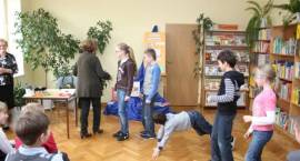 Spotkanie uczniów Szkoły Podstawowej nr 4 w Zambrowie z Wandą Chotomską