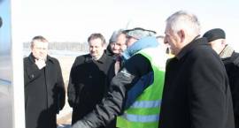 Zambrów, 14 II 2011 r. Minister infrastruktury Cezary Grabarczyk z wizytą na budowie...