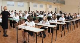 Uczniowie klas VI Szkoły Podstawowej nr 5 w Zambrowie na kilka chwil przed rozpoczęciem...