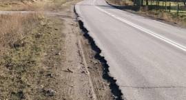 Zniszczone krawędzie trasy Zambrów - Wysokie Maz. stanowią duże zagrożenie dla pojazdów...