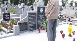 Angelo Roffinella przy grobie żołnierzy 71. Pułku Piechoty /Fot. Regionalna Izba...