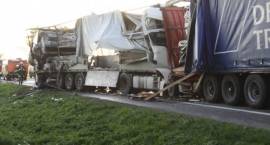 Karambol na drodze krajowej nr 8. TIR wpadł na kolumnę stojących pojazdów.