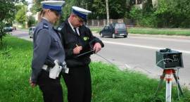 Policjanci z sekcji Ruchu Drogowego konfigurują fotoradar /Fot. Grzegorz Zawistowski