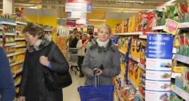 Uroczyste otwarcie Tesco w Zambrowie. Pierwsi klienci robią zakupy.