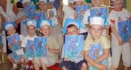Pożegnanie 6-latków w Miejskim Przedszkolu nr 4 - Biedronki - czerwiec 2007 /Fot. z...