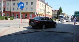 Przykłady źle zaparkowanych samochodów w Zambrowie