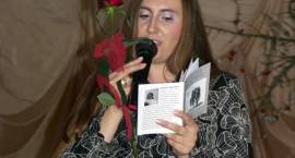 Marta Konopka - dyrektor MOK deklamuje wiersz z nowego tomiku poezji /Fot. Grzegorz...