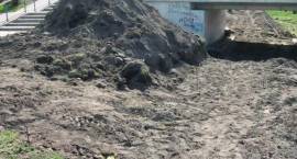 Widok z terenów zielonych w kierunku budowanego przejścia pod mostem 21.04.2006 r....