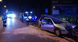 Osobówka ścięła słup na alei