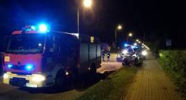 Osobówka ścięła słup na alei