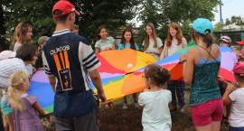 Wolontariusze oraz warsztaty artystyczne w OWR Caritas