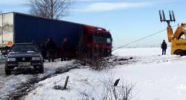 TIR w rowie k/Laskowca - 28.01.2007 r. /Fot. Marek Rytelewski SOS Assistance