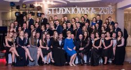 Studniówka ZSO 2018. Zdjęcia grupowe