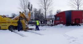 TIR w rowie k/Laskowca - 28.01.2007 r. /Fot. Marek Rytelewski SOS Assistance