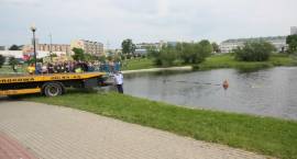 Samochód utonął w zalewie w centrum Zambrowa