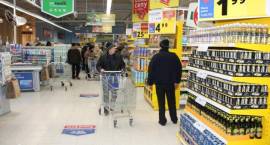 Uroczyste otwarcie Tesco w Zambrowie. Pierwsi klienci robią zakupy.